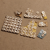 forskellige-gamle-runde-hvide-plastikknapper-skjorteknapper-på-papark-